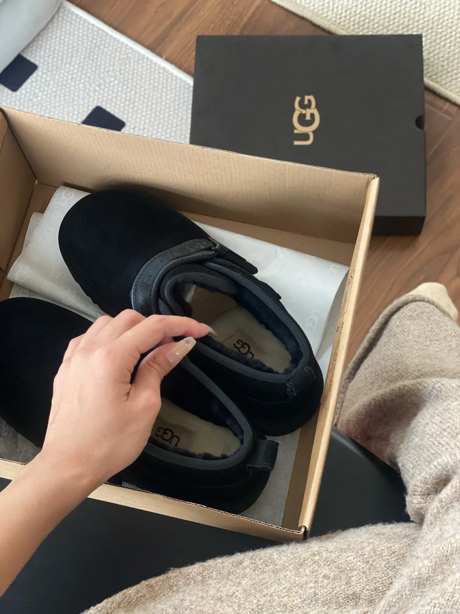 [UGG] P: 580💰 Men's model. Size: 39-44 UGG men's snow boots and wool shoes. The most popular style is now available, Neumel Snapback (buckle style). Material: cowhide➕sheep fur. Outsole: rubber (light wing technology) light! light! light! Super waterproof and available in 3⃣️ colors.